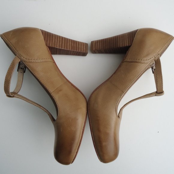 SIZE 7.5. FRYE MIRANDA T-strap all leather pump shoes. - Picture 3 of 8